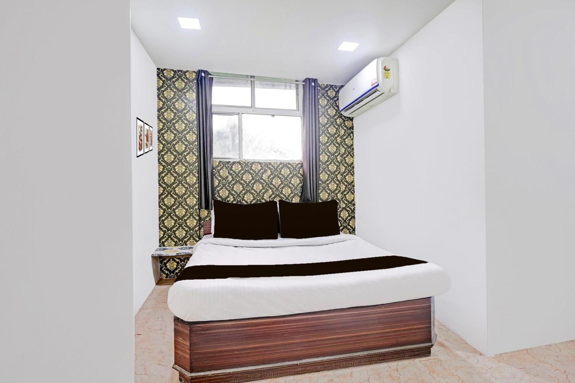 Super Hotel O Navrangpura Cg Road Formerly Hotel Yugraj Ahmedabad Buitenkant foto