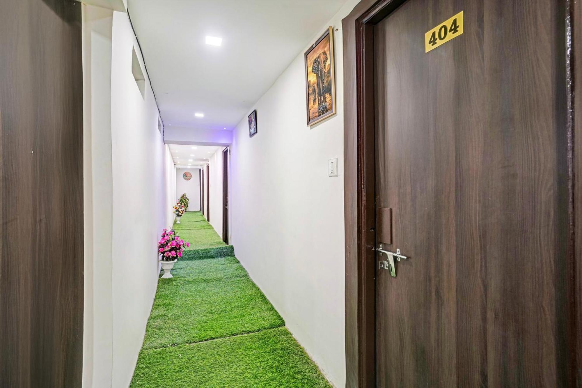 Super Hotel O Navrangpura Cg Road Formerly Hotel Yugraj Ahmedabad Buitenkant foto