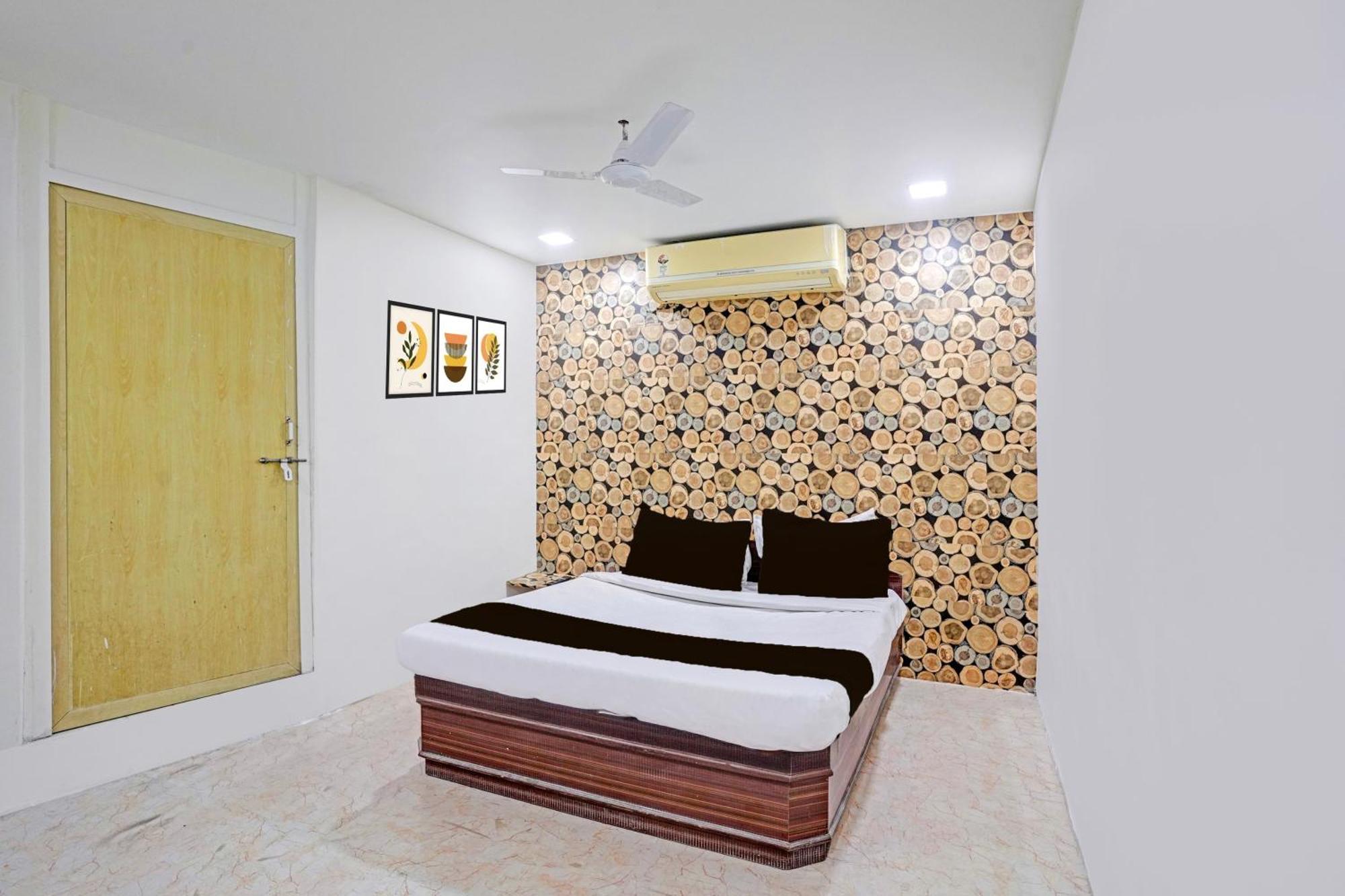 Super Hotel O Navrangpura Cg Road Formerly Hotel Yugraj Ahmedabad Buitenkant foto